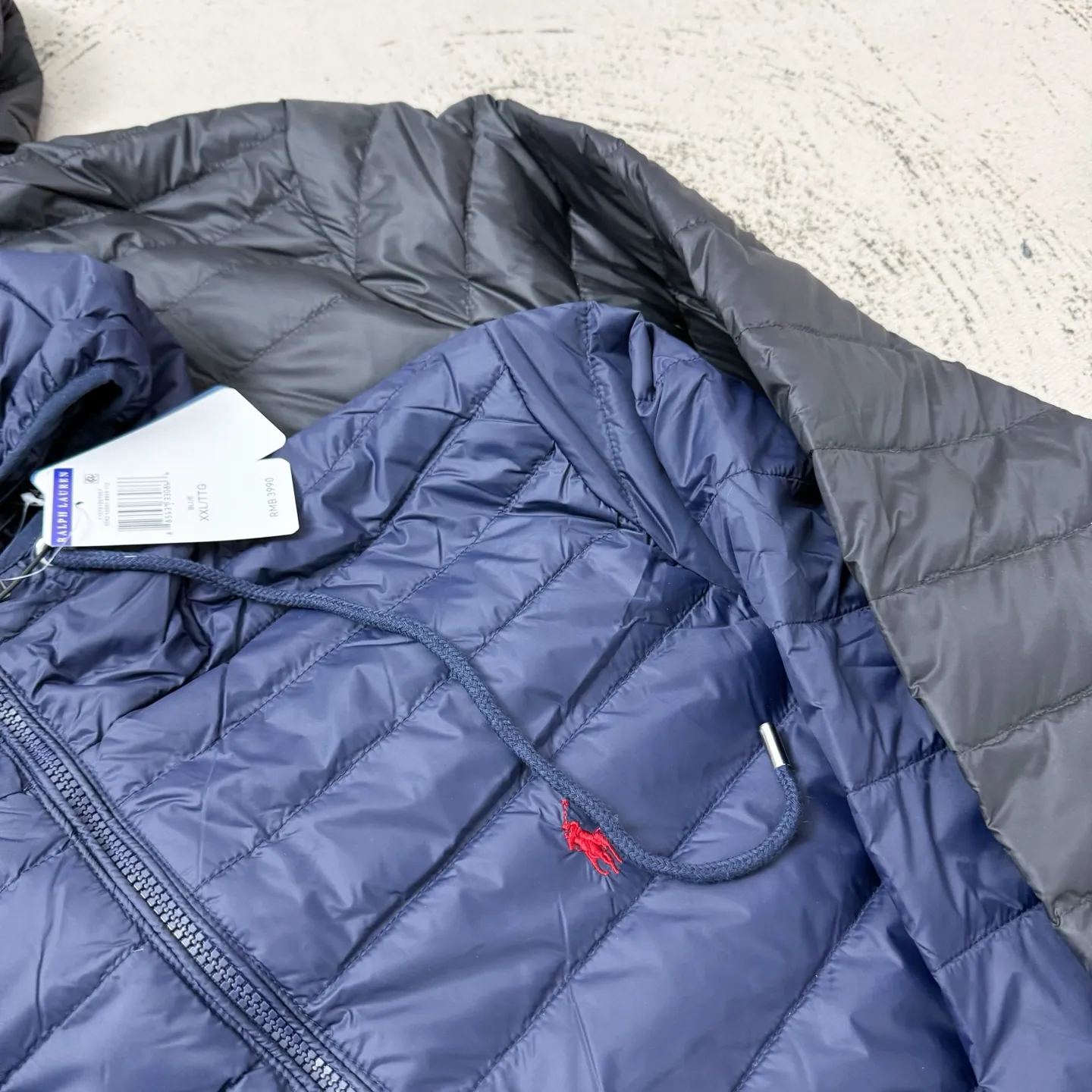 P670 Ralph small label embroidered down hooded jacket, the same style at Ralph Lauren counters. It is made of 80 velvet. The fleece is warm enough. It is very textured on the hand. It is three-dimensional and atmospheric. It is easy to wear in winter. It is simple and elegant. It adopts the os version. The upper body effect is very good. It is suitable for all body types. Soft and comfortable. Craftsmanship imported custom zippers➕Hardware and accessories are complete. The embroidery is full and three-dimensional. Perfect restoration of zp 2:1. Same style for men and women. Versatile and easy to wear. Size M L XL XXL color black navy blue army green
